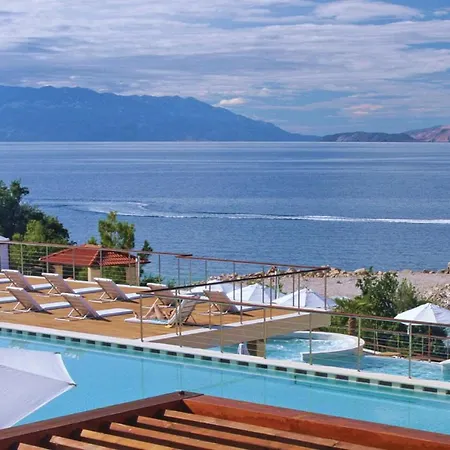 Awesome In With Outdoor Swimming Pool, Sauna And Wifi
