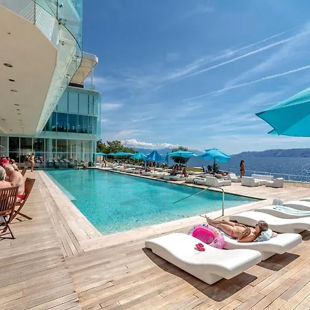 Awesome In With Outdoor Swimming Pool, Sauna And Wifi Apartman Novi Vinodolski