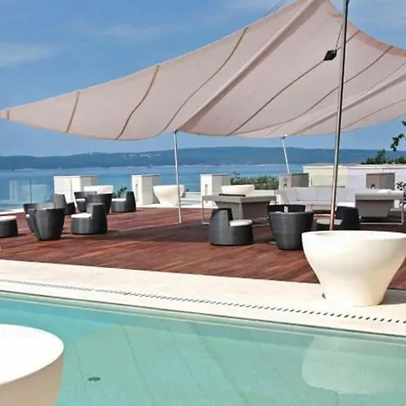 Awesome In With Outdoor Swimming Pool, Sauna And Wifi *