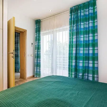 Awesome In With Outdoor Swimming Pool, Sauna And Wifi Apartman Novi Vinodolski