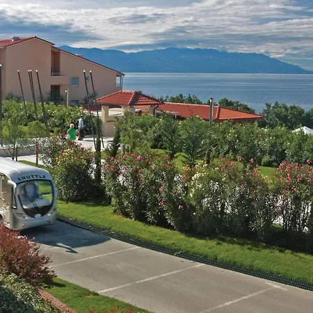 Awesome In With Outdoor Swimming Pool, Sauna And Wifi Apartman Novi Vinodolski